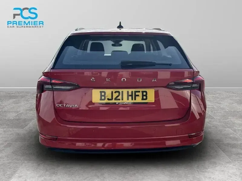 Usado Skoda Octavia SE Technology 2021 Rojo Familiar