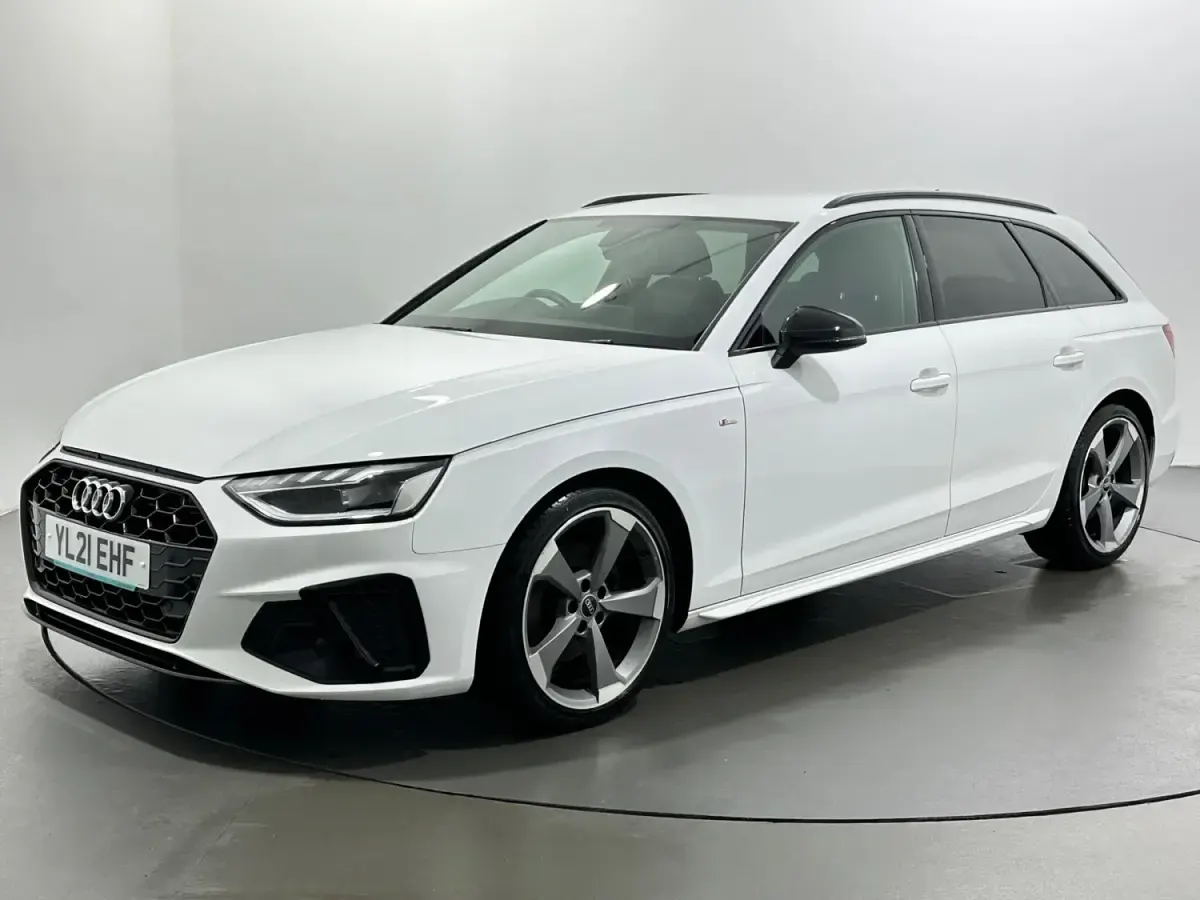 Begagnad Audi A4 Black Edition 163 HK (119 kW) 2021 Vit Kombi