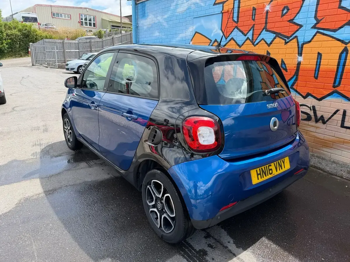 Used Smart ForFour Premium 71 HP (52 kW) 2016 Blue Hatchback
