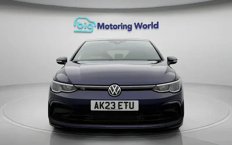 Second-hand VW Golf VIII R-line 150 CP (110 kW) 2023 Albastru Hatchback