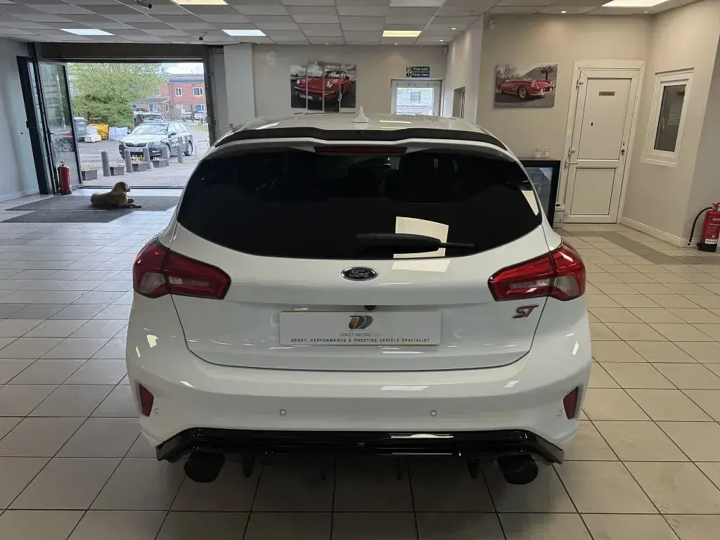Begagnad Ford Focus ST 280 HK (205 kW) 2019 Vit Halvkombi