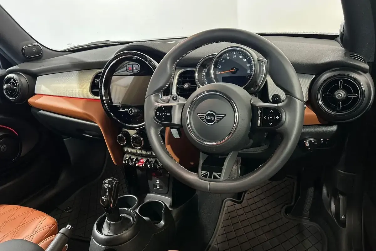 Begagnad Mini Cooper S Exclusive 176 HK (129 kW) 2022 Röd Halvkombi