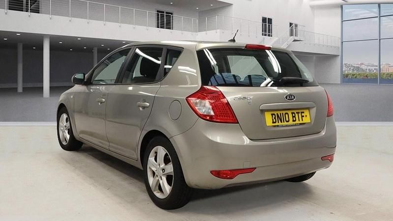 Używany Kia Ceed 126 KM (92 kW) 2010 Srebrny Hatchback