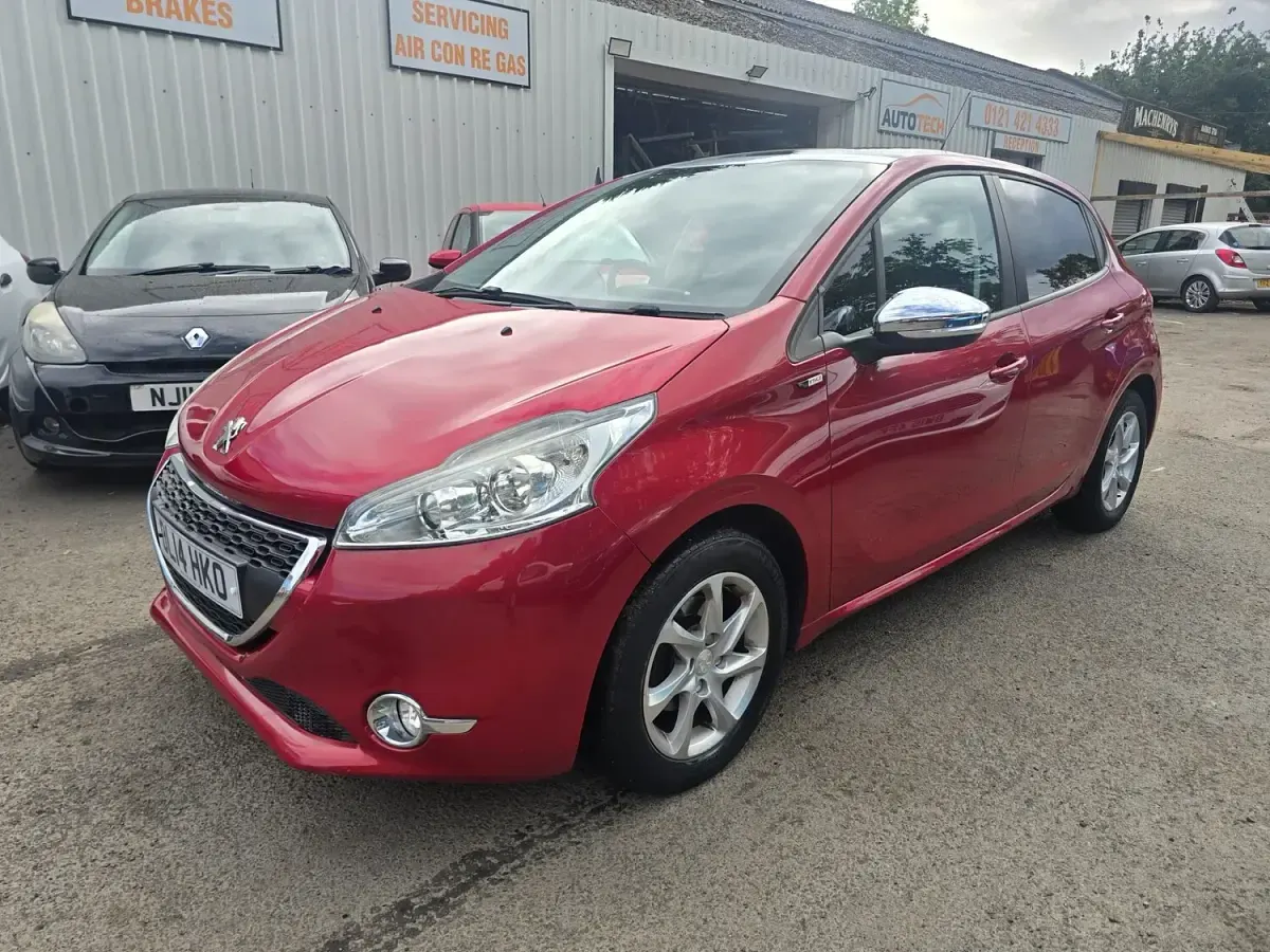 Used Peugeot 208 Style 67 HP (49 kW) 2014 Red Hatchback