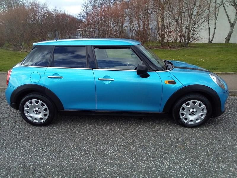 Begagnad Mini ONE Hatch 2018 Blå Halvkombi