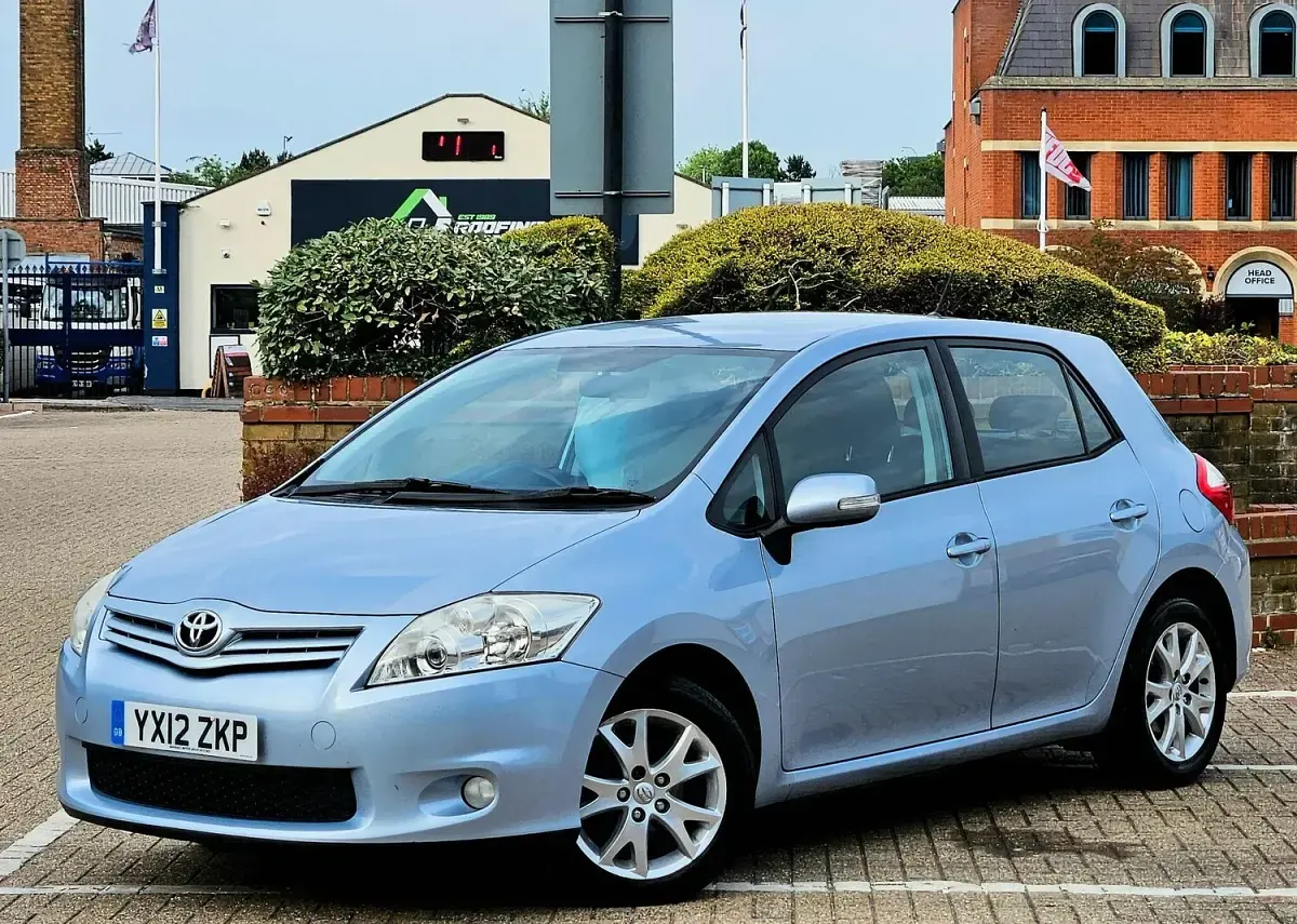 Used Toyota Auris 132 HP (97 kW) 2012 Blue Hatchback