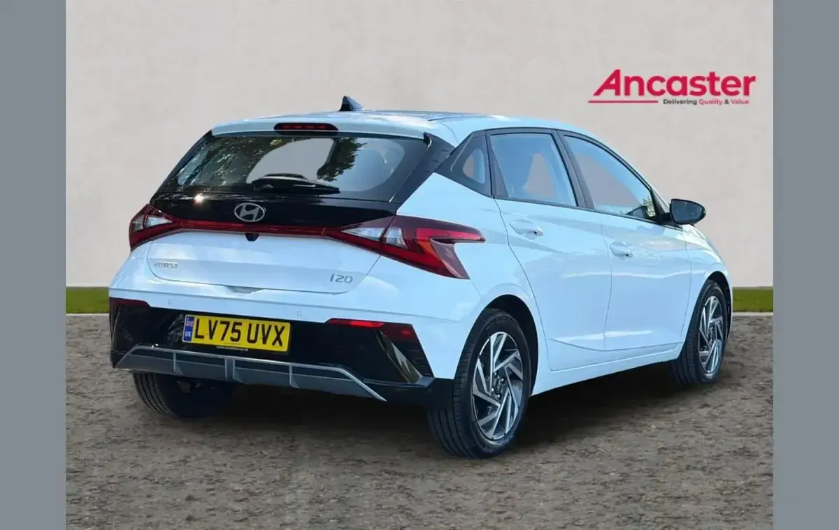 New Hyundai i20 Advanced 99 HP (72 kW) 2025 White Hatchback