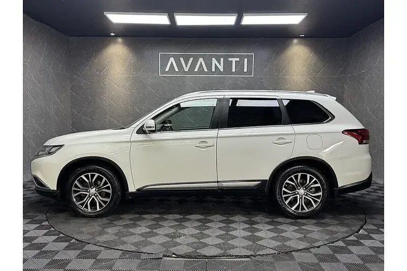 Used Mitsubishi Outlander 150 HP (110 kW) 2017 White SUV