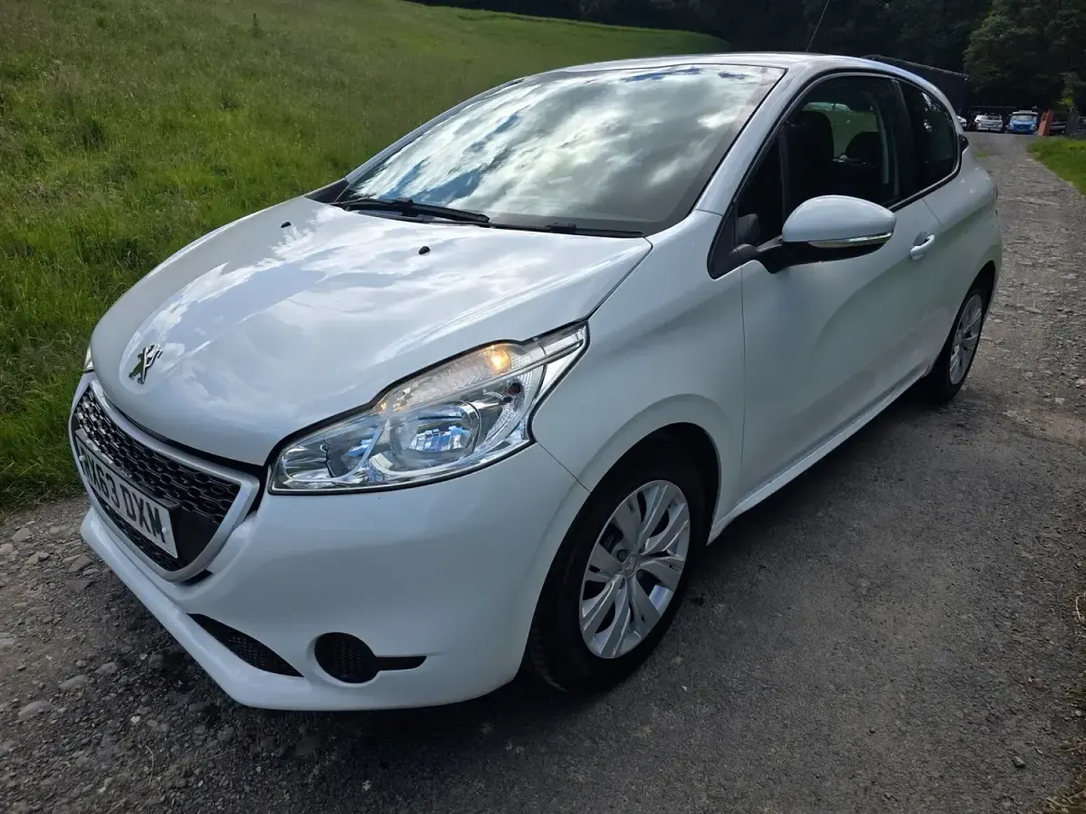 Used Peugeot 208 Access 82 HP (60 kW) 2013 White Hatchback
