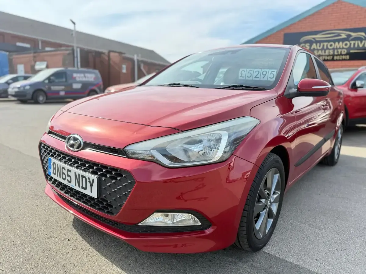 Used Hyundai i20 SE 84 HP (61 kW) 2015 Red Hatchback
