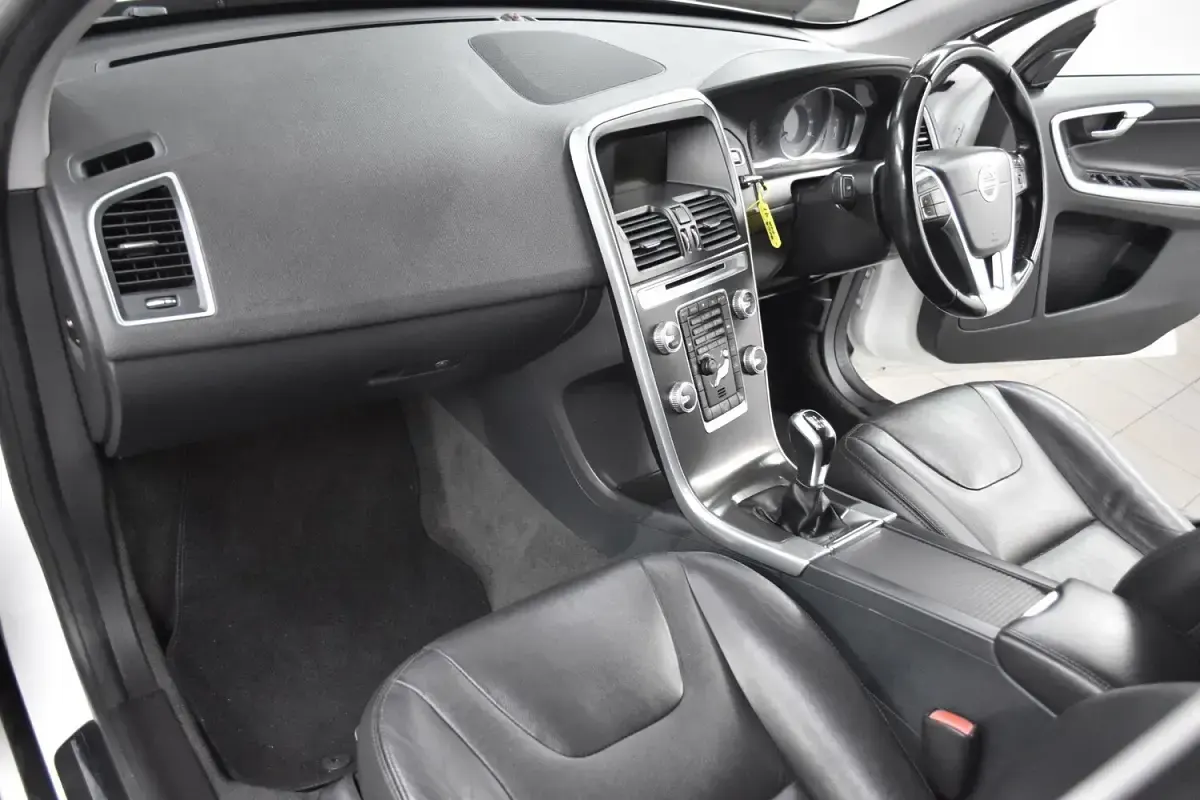 Used Volvo XC60 SE 181 HP (133 kW) 2014 White SUV
