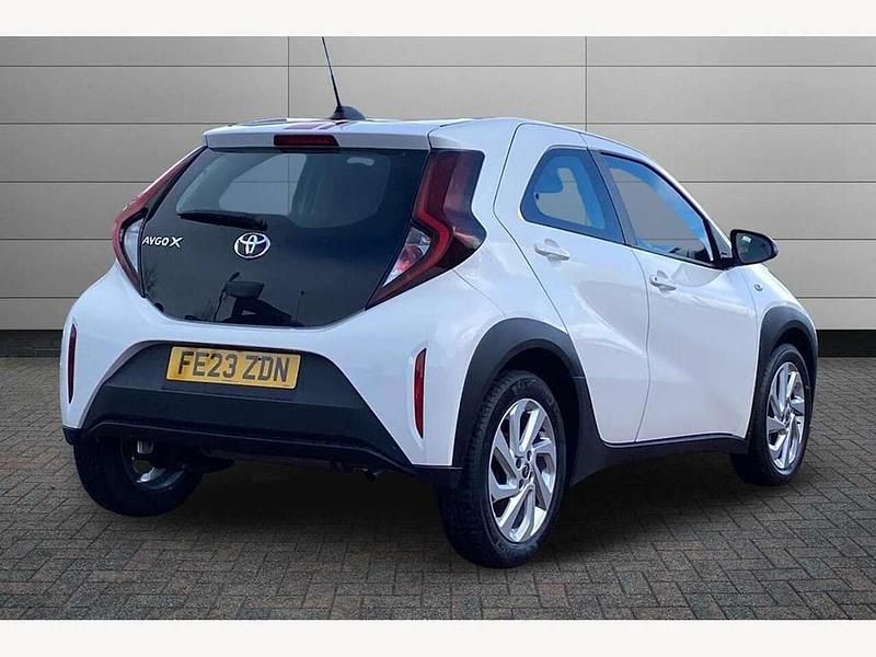 Used Toyota Aygo X PURE 72 HP (52 kW) 2023 White SUV