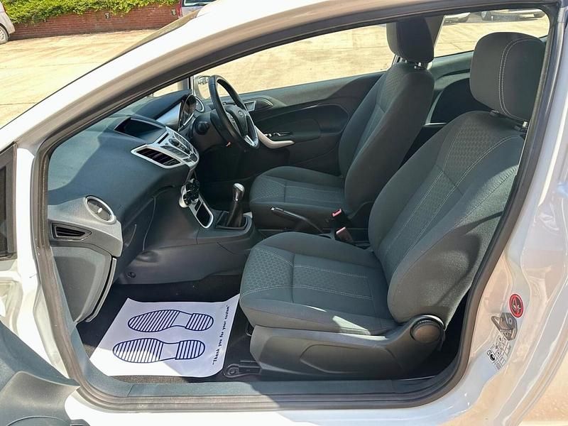 Used Ford Fiesta Zetec 82 HP (60 kW) 2012 White Hatchback