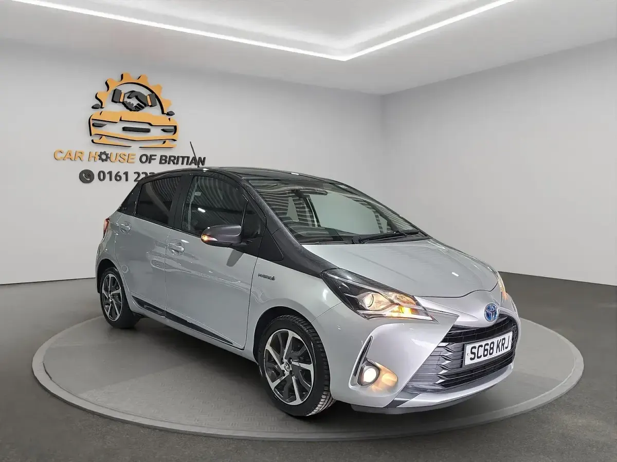 Used Toyota Yaris Hybrid 100 HP (73 kW) 2019 Silver Hatchback