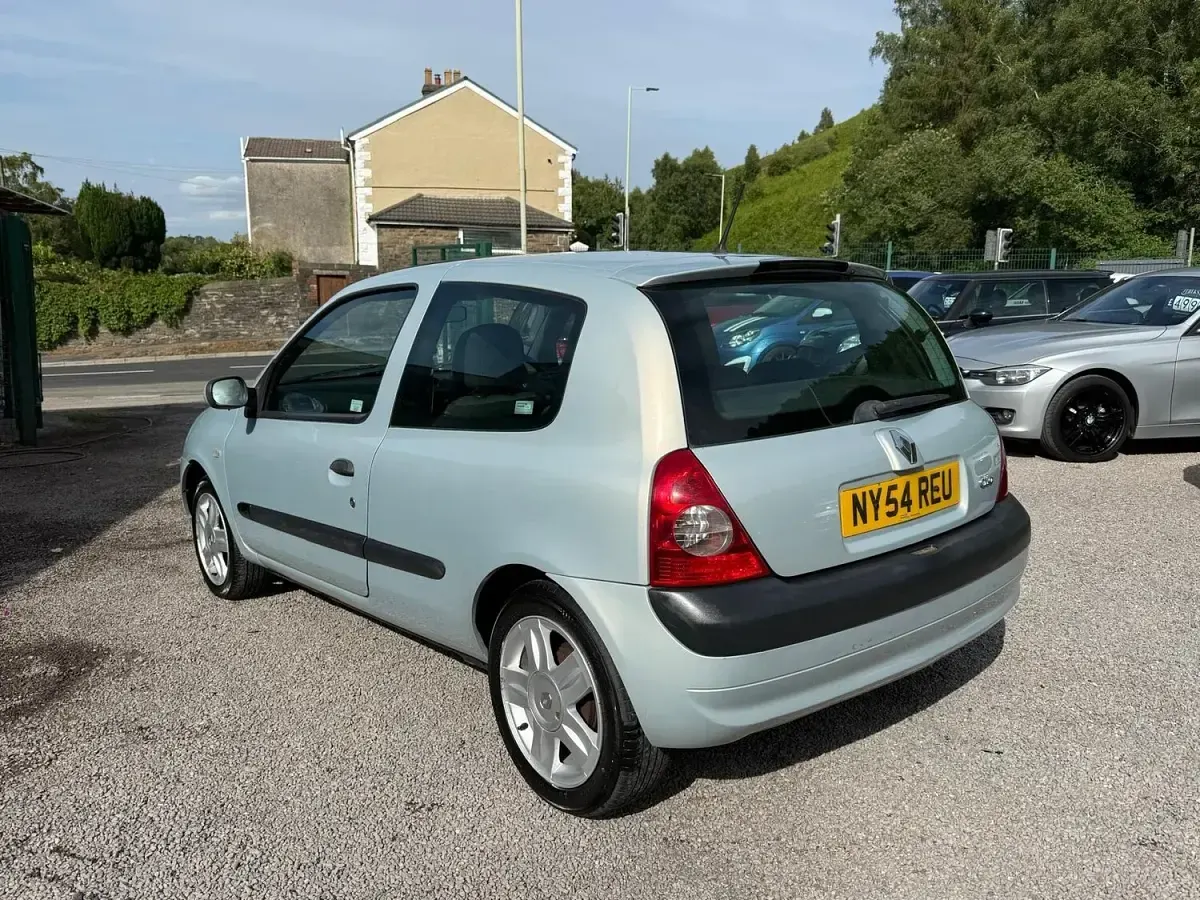 Used Renault Clio Dynamique 98 HP (72 kW) 2005 Silver Hatchback