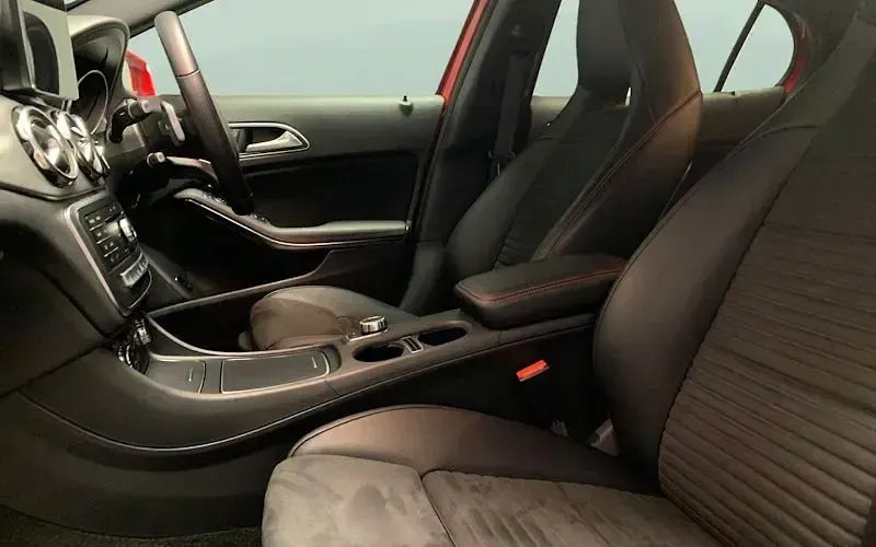 Usado Mercedes GLA180 AMG line 122 HP (89 kW) 2019 Vermelho SUV