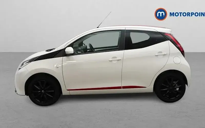 Second-hand Toyota Aygo x-press 69 CP (50 kW) 2018 Alb Hatchback