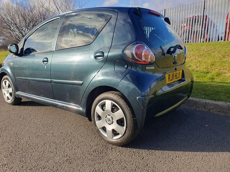 Begagnad Toyota Aygo 68 HK (50 kW) 2011 Grön Halvkombi