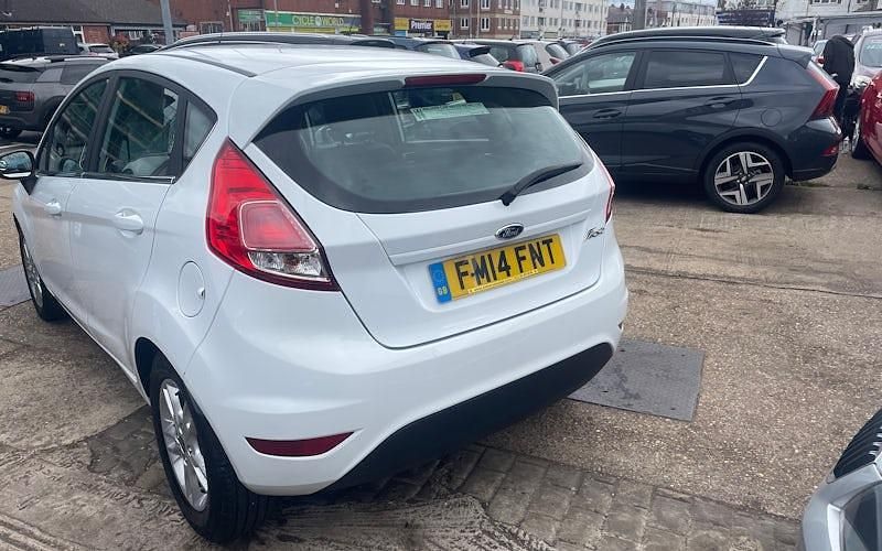 Used Ford Fiesta Zetec 105 HP (77 kW) 2014 White Hatchback