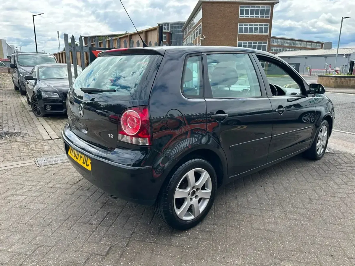 Begagnad VW Polo Match 70 HK (51 kW) 2009 Svart Halvkombi