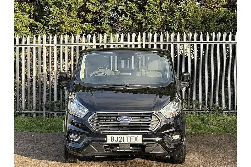 Begagnad Ford Tourneo Custom Titanium 2021 Svart Van