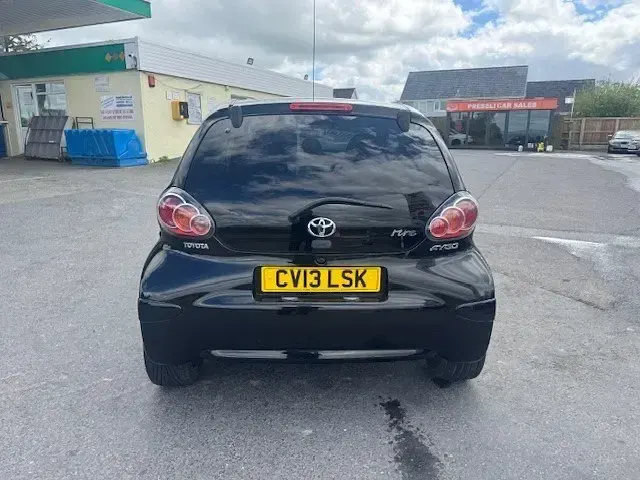 Gebraucht Toyota Aygo 68 PS (50 kW) 2013 Schwarz Kleinwagen