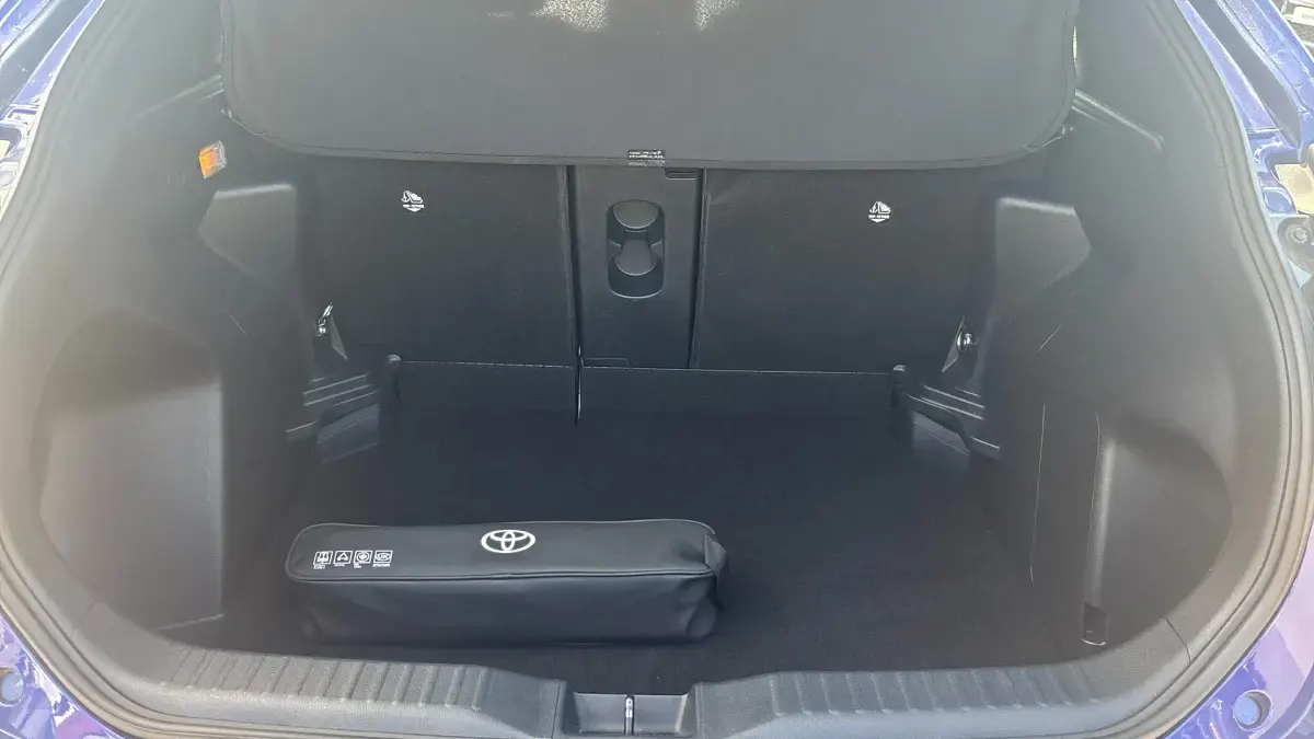 Used Toyota Yaris Hybrid Design 116 HP (85 kW) 2023 Blue Estate