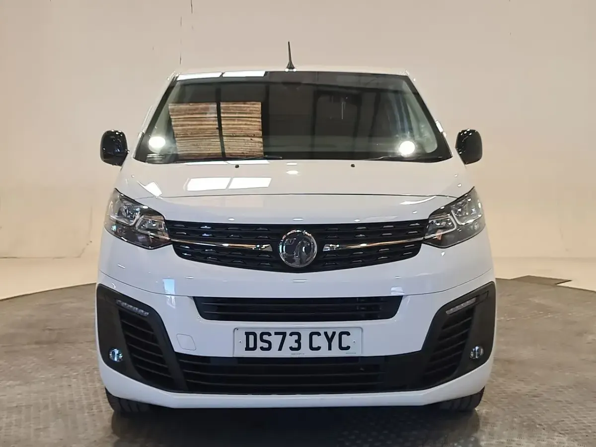 Used Vauxhall Vivaro 145 HP (106 kW) 2023 White MPV