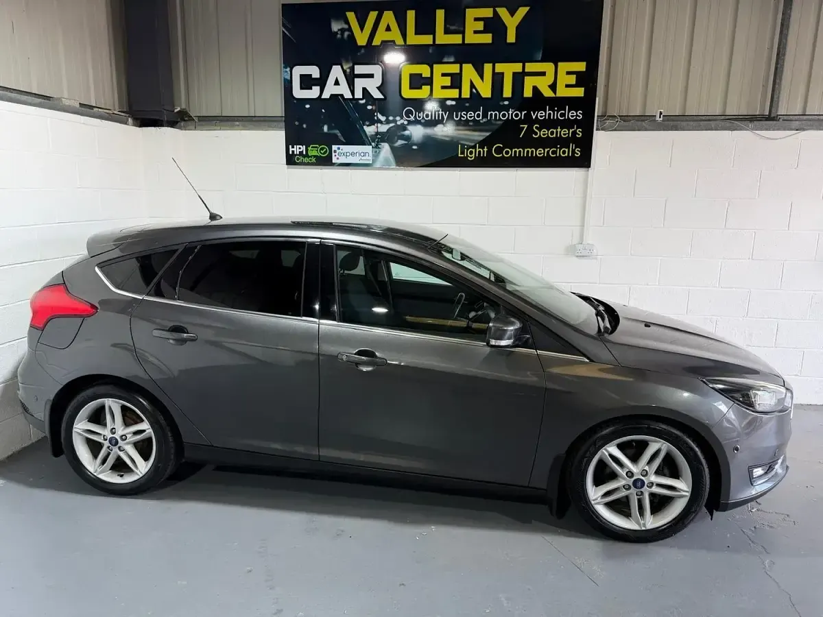Used Ford Focus Titanium 125 HP (91 kW) 2015 Grey Hatchback