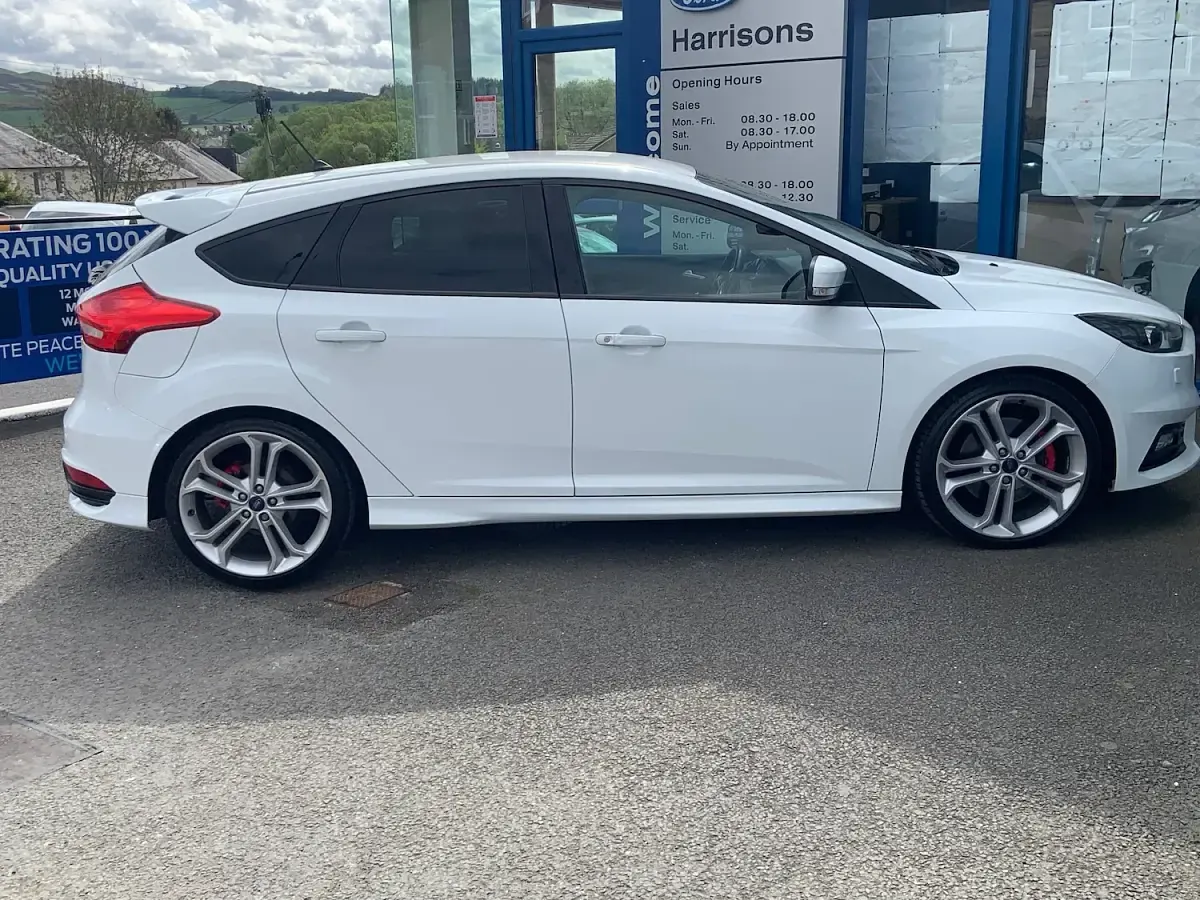 Used Ford Focus ST 185 HP (136 kW) 2018 White Hatchback