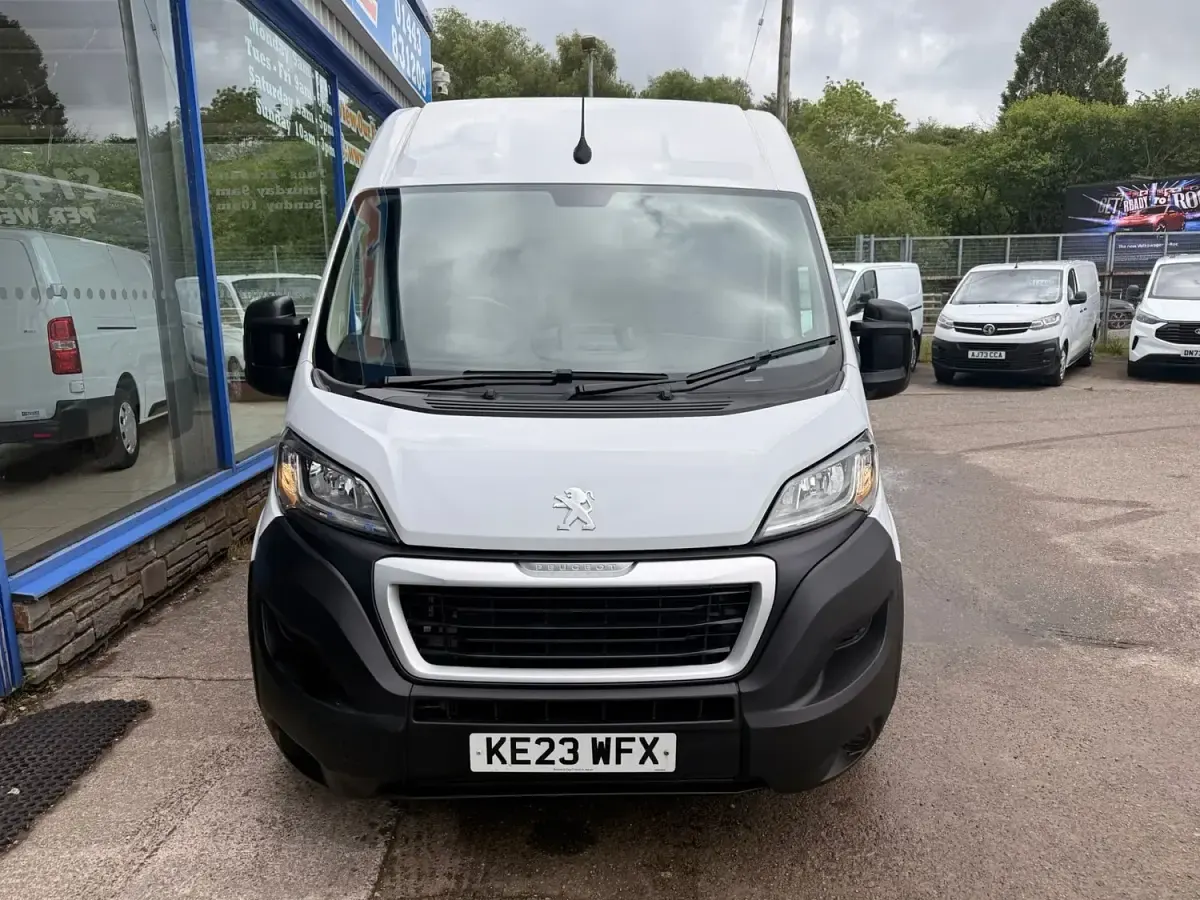 Usado Peugeot Boxer Premium 140 CV (102 kW) 2023 Blanco Van