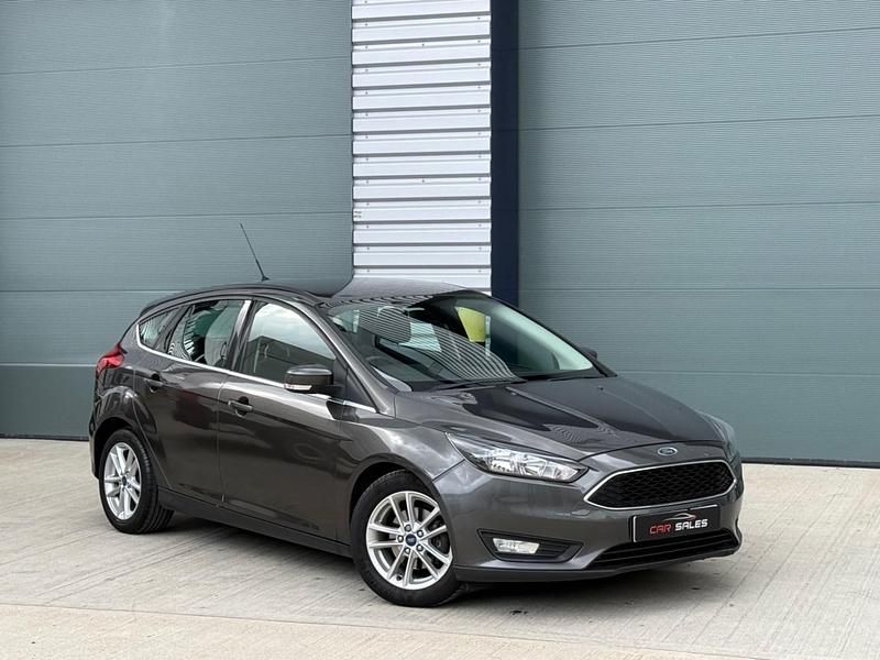 Usado Ford Focus Zetec 125 HP (91 kW) 2015 Cinzento Citadino