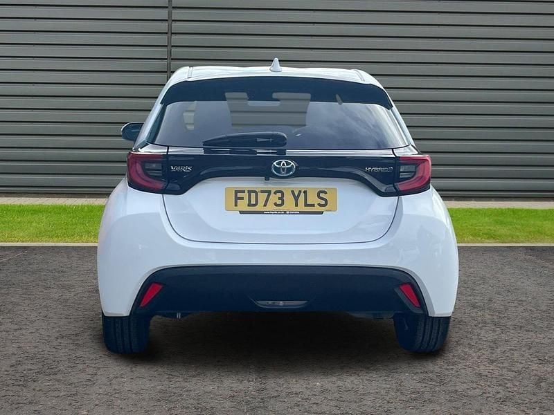 Used Toyota Yaris Design 116 HP (85 kW) 2024 White Hatchback