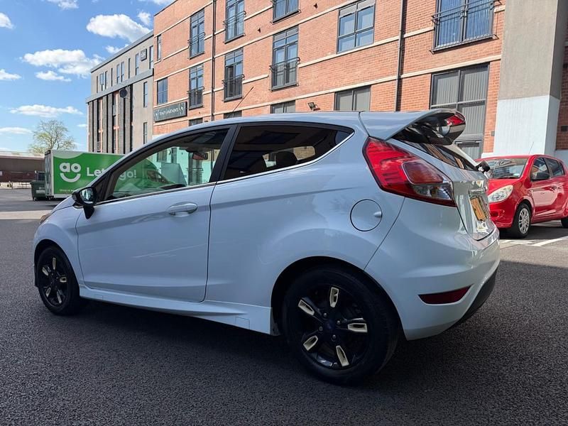 Begagnad Ford Fiesta Zetec 2016 Vit Halvkombi