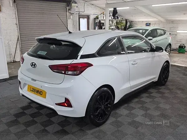 Used Hyundai i20 SE 84 HP (61 kW) 2015 White Coupe