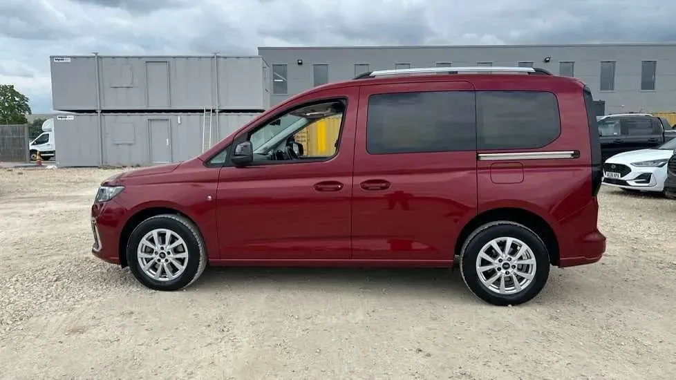 Used Ford Tourneo Connect Titanium 122 HP (89 kW) 2022 Red MPV