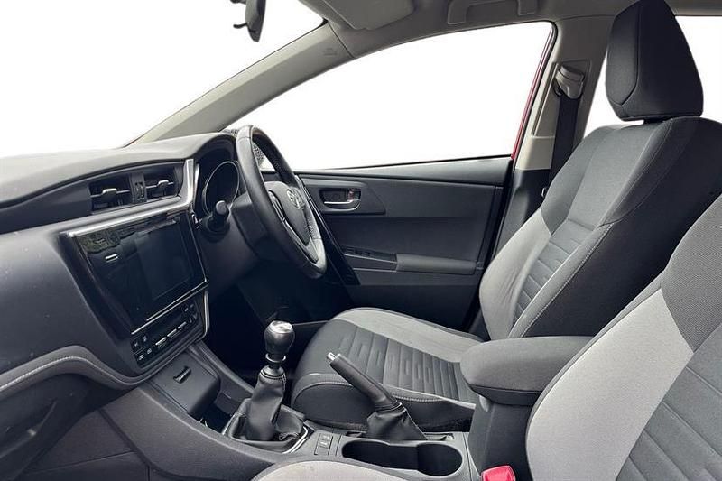 Used Toyota Auris Business Edition 116 HP (85 kW) 2016 Red Hatchback