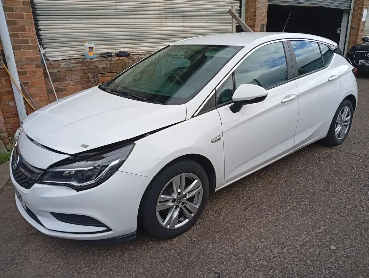 Used Vauxhall Astra Design Edition 2017 White Hatchback
