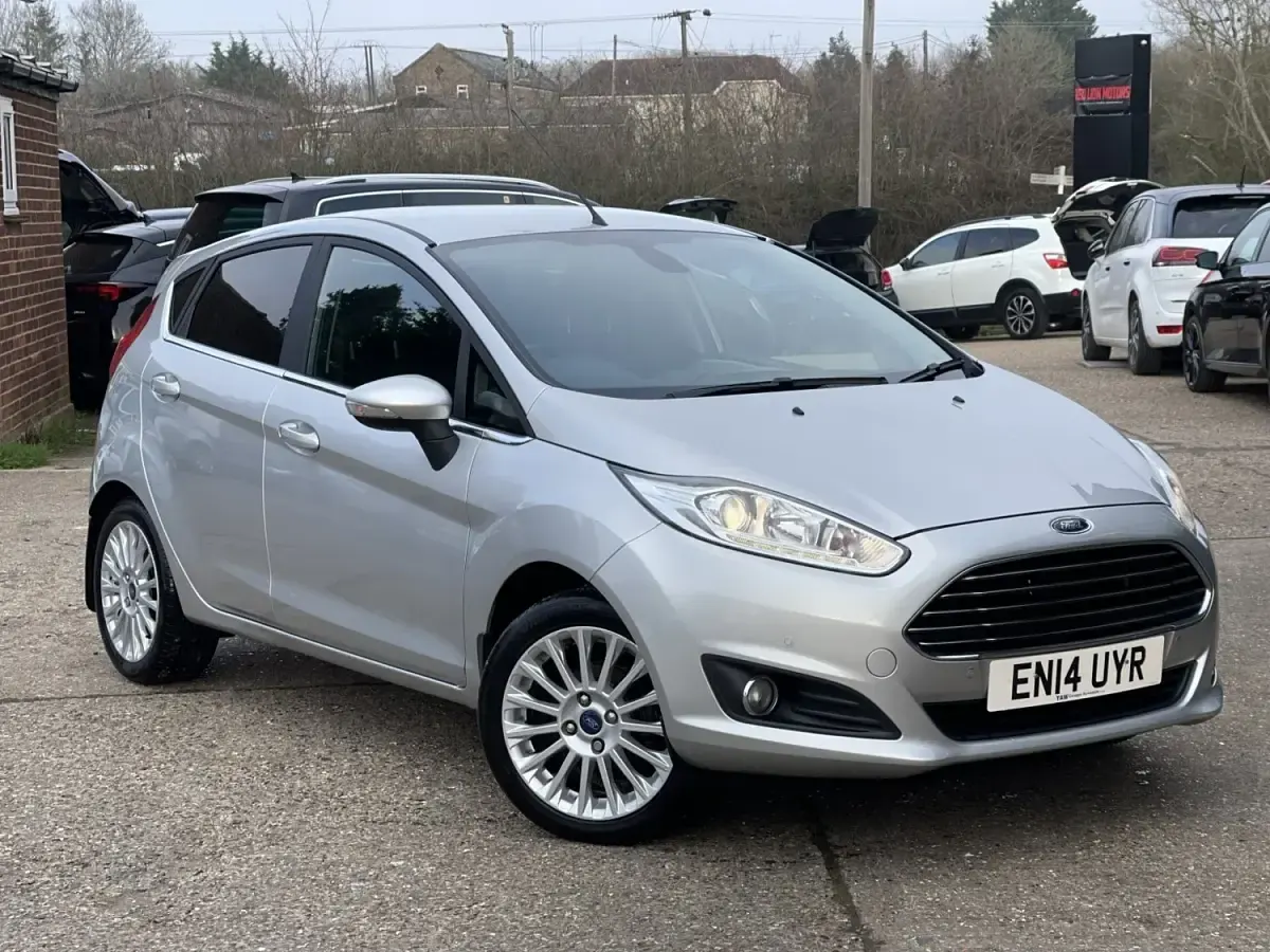 Usado Ford Fiesta Titanium 105 HP (77 kW) 2014 Prateado Citadino