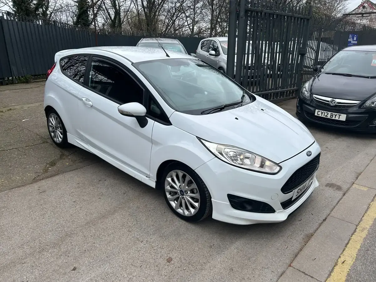 Used Ford Fiesta Zetec 95 HP (69 kW) 2014 White Hatchback
