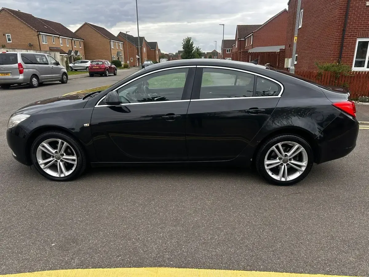 Second-hand Vauxhall Insignia 2012 Negru Hatchback