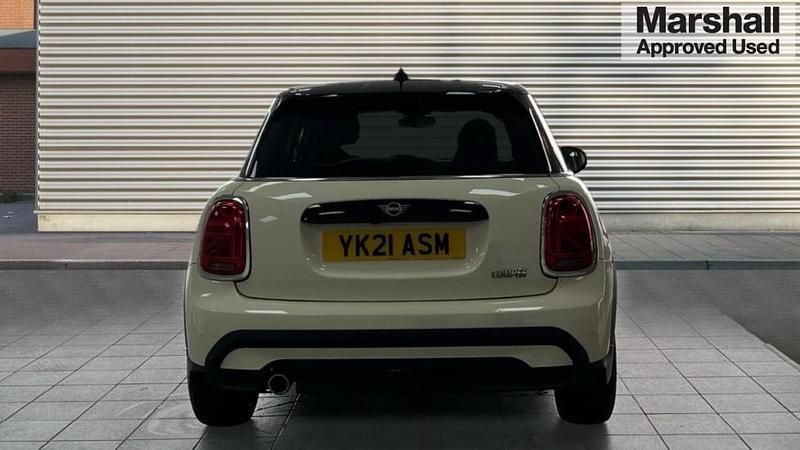Begagnad Mini Cooper Exclusive 136 HK (100 kW) 2021 Vit Halvkombi