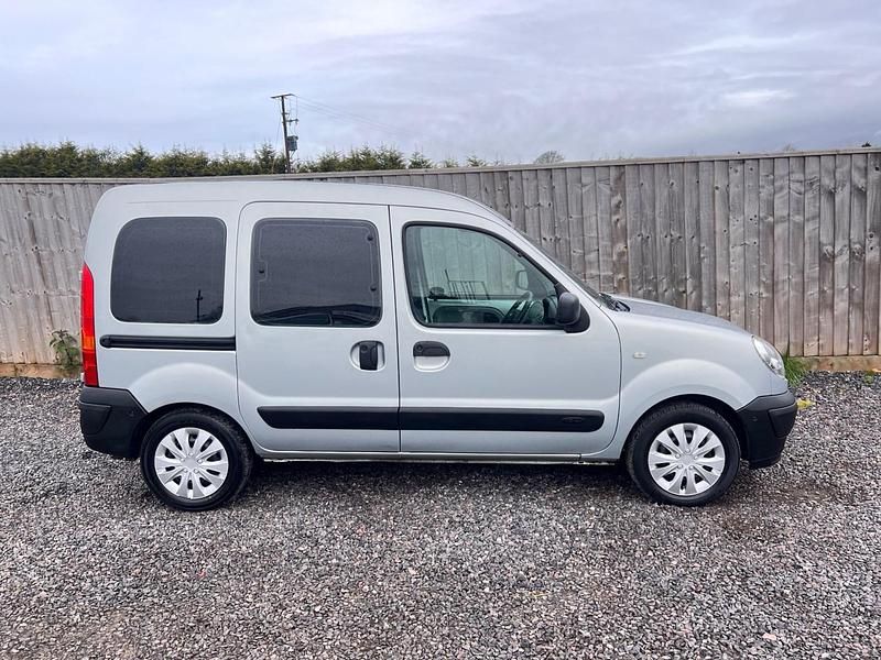 Usado Renault Kangoo Authentique 75 HP (55 kW) 2009 Cinzento Monovolume