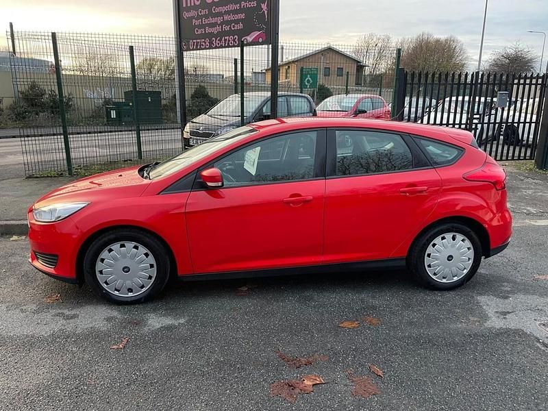 Used Ford Focus Style 120 HP (88 kW) 2015 Red Hatchback