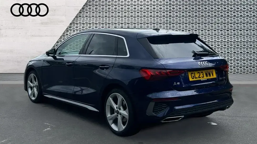 Używany Audi A3 S-Line 150 KM (110 kW) 2023 Niebieski Sedan/Limuzyna