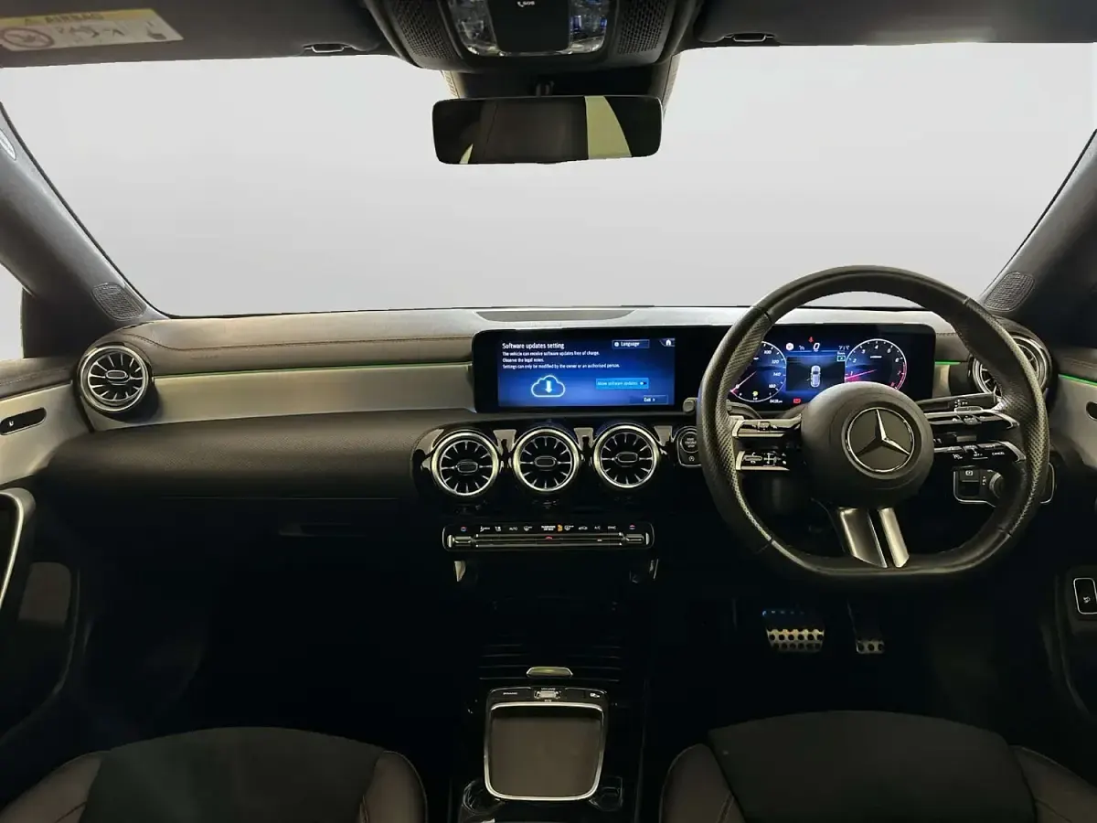 Begagnad Mercedes CLA180 AMG Line Premium 2023 Svart Sedan