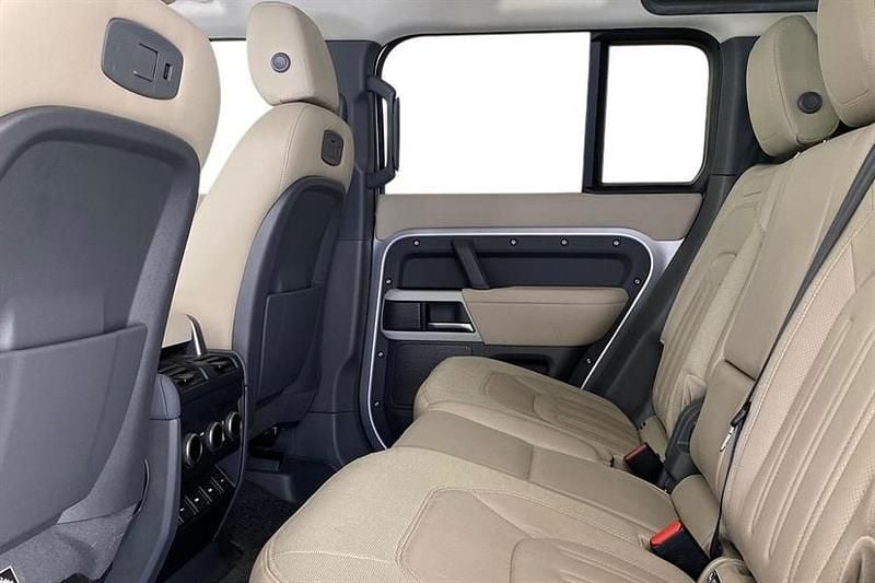 Used Land Rover Defender First Edition 240 HP (176 kW) 2020 Indus silver SUV