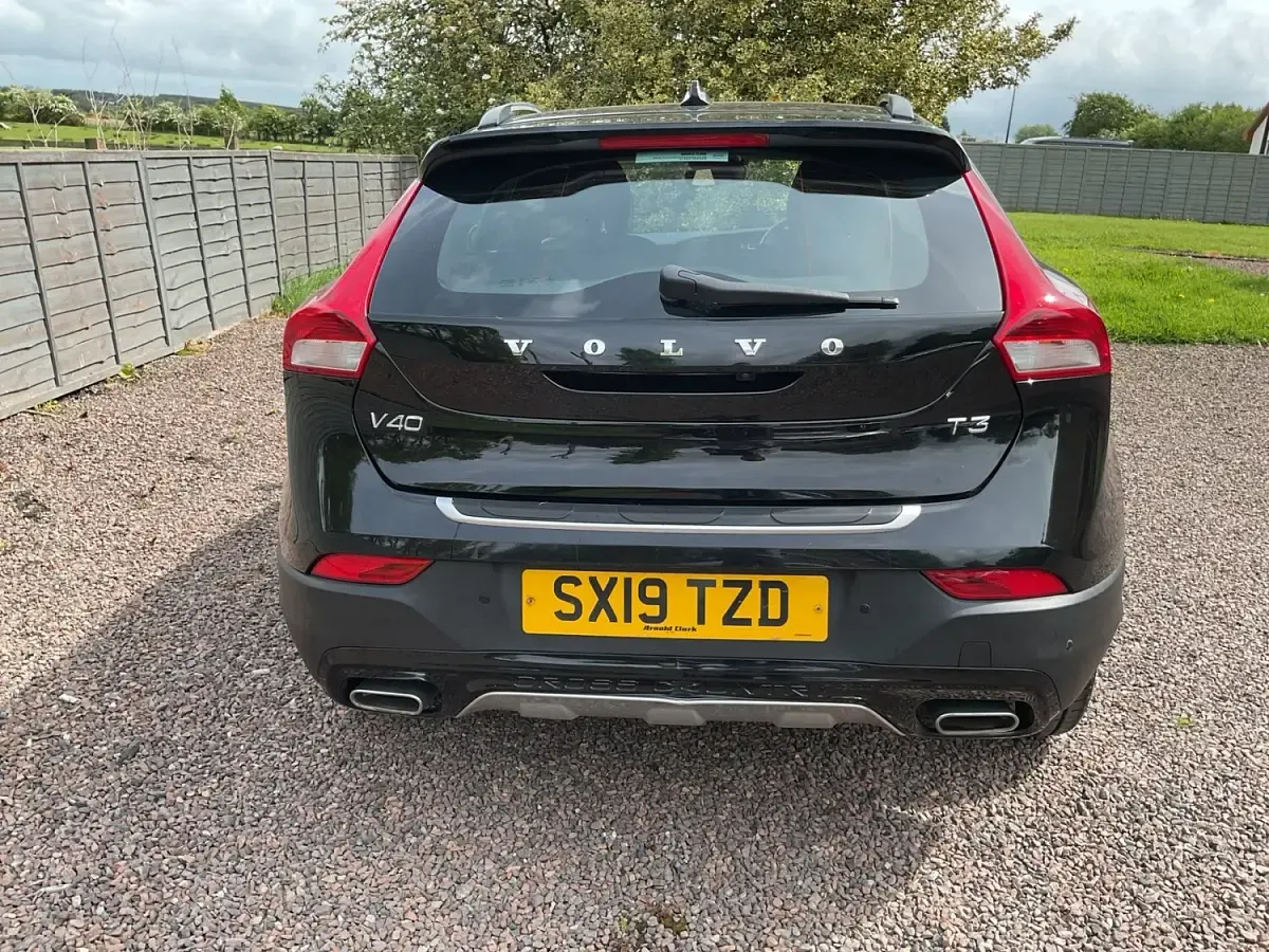 Used Volvo V40 152 HP (111 kW) 2019 Black Hatchback