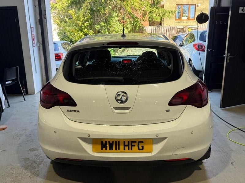 Second-hand Vauxhall Astra SRi 2011 Alb Hatchback