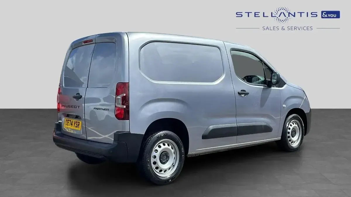 Używany Peugeot Partner S 101 KM (74 kW) 2024 Szary Minivan